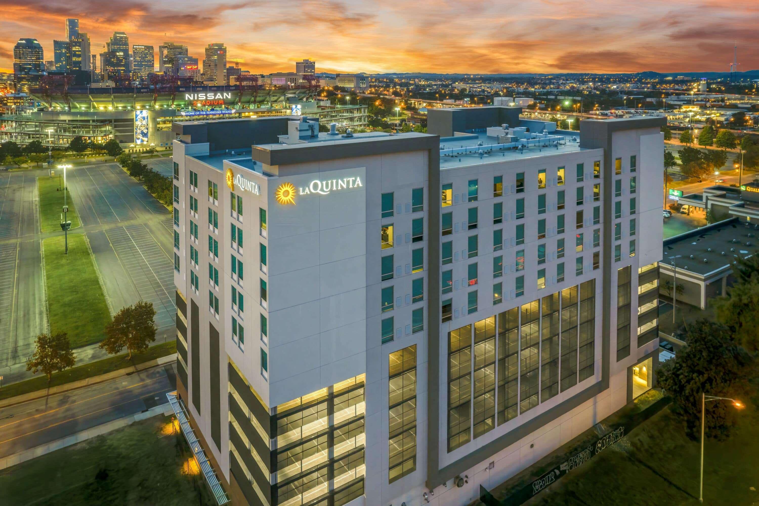 La Quinta Inn & Suites By Wyndham Nashville Downtown Stadium Экстерьер фото